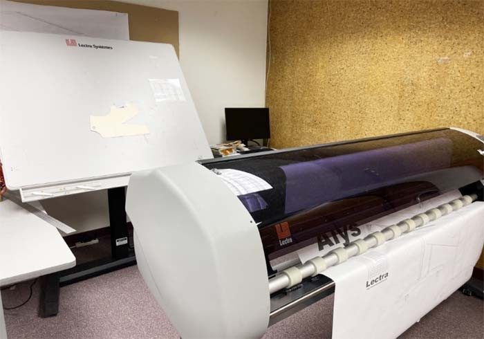 The digitizer can digitize garment patterns from papers to digitally editable patterns. The digitized garment patterns can then be imported and revised in fashion computer-aided software, such as Browzwear’s Vstitcher.