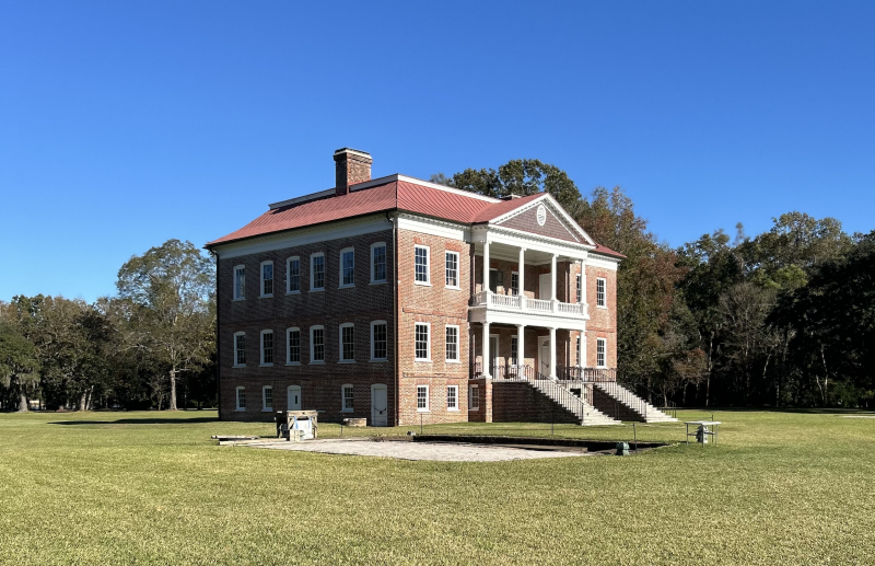 Side view of the Hampstead House in Virginia